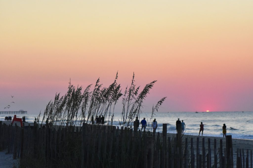 myrtle-beach-people-and-sunset